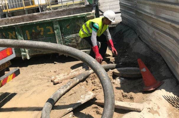 שאיבת ביוב עם ביובית באתר עבודות בעיר תל אביב
