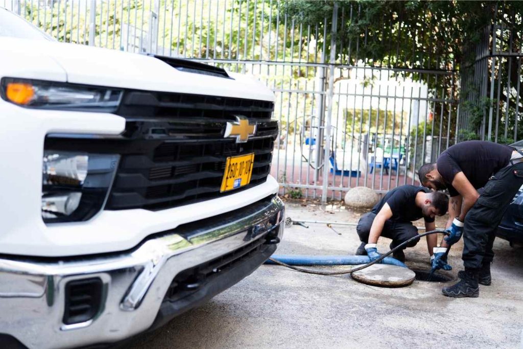 ביובית קטנה בעבדות ביוב בתל אביב