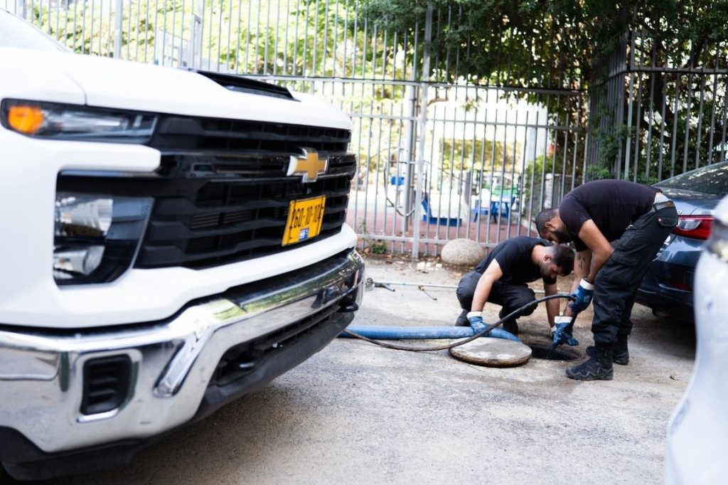 ביובית קטנה בעבודה ברחוב צר